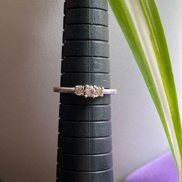 💛 14k Trilogy Diamond Ring - Picture 8 of 9